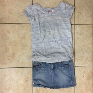 Skirt and tee-shirt for a girl. 😁😁